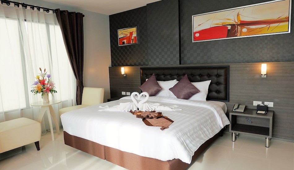 Attractive Wall Color and Pattern as the Bedroom Focal Point with Feng Shui Concept